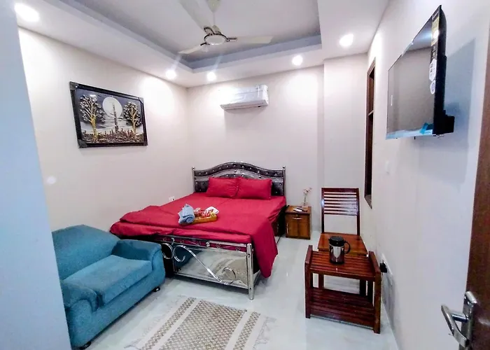 Lily Room Comfy Stay Couples & Family Friendly Close To Saket Metro Station ,Private Bathroom External