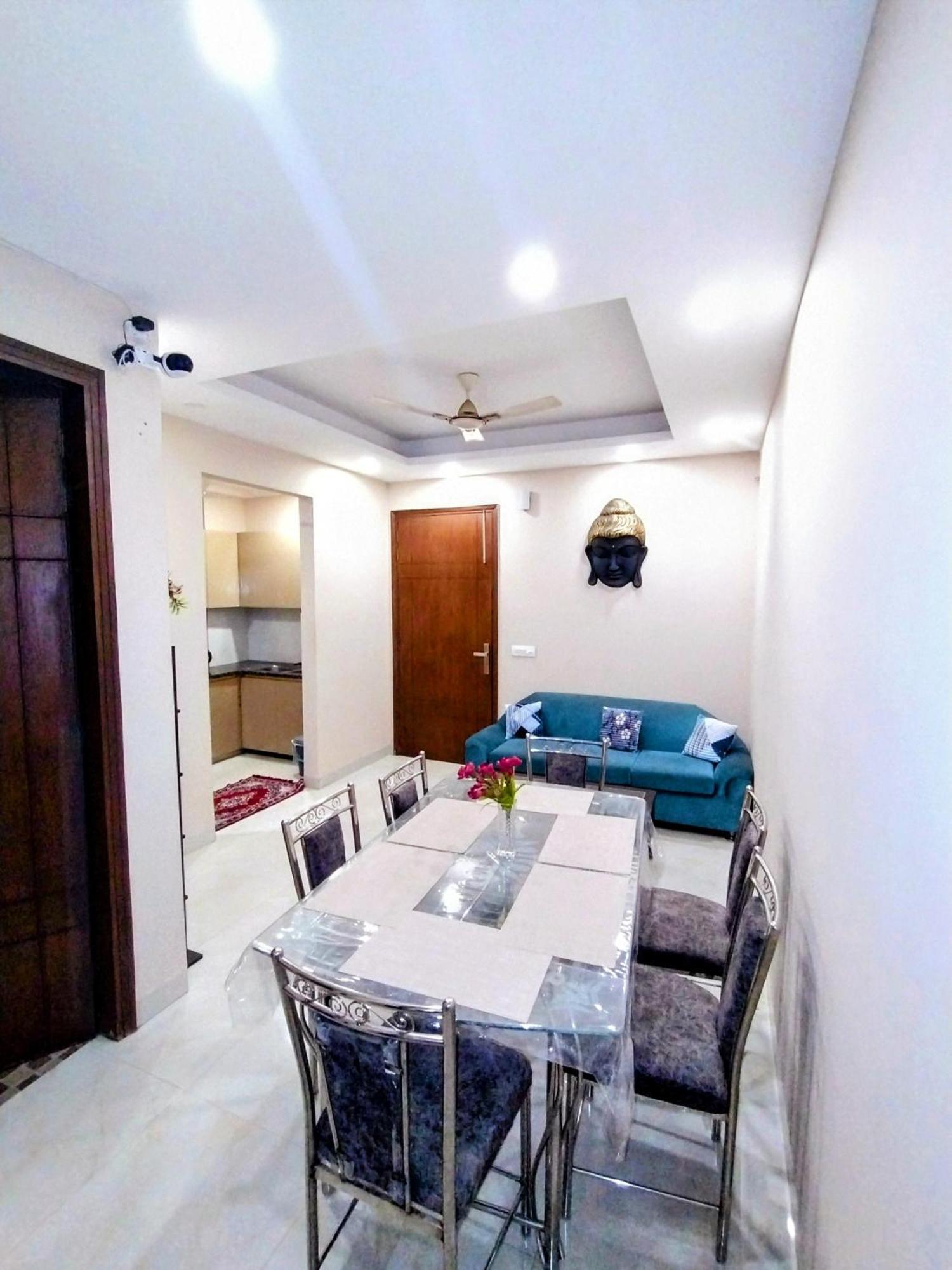 Lily Comfy Couples & Family Friendly Close To Saket Metro Station ,private Bathroom External * New Delhi