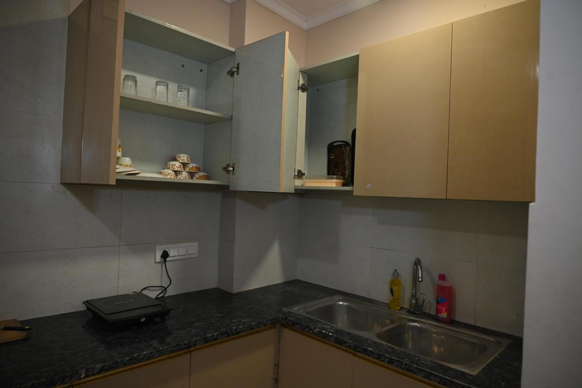 Lily Comfy Couples & Family Friendly Close To Saket Metro Station ,private Bathroom External Apartment New Delhi