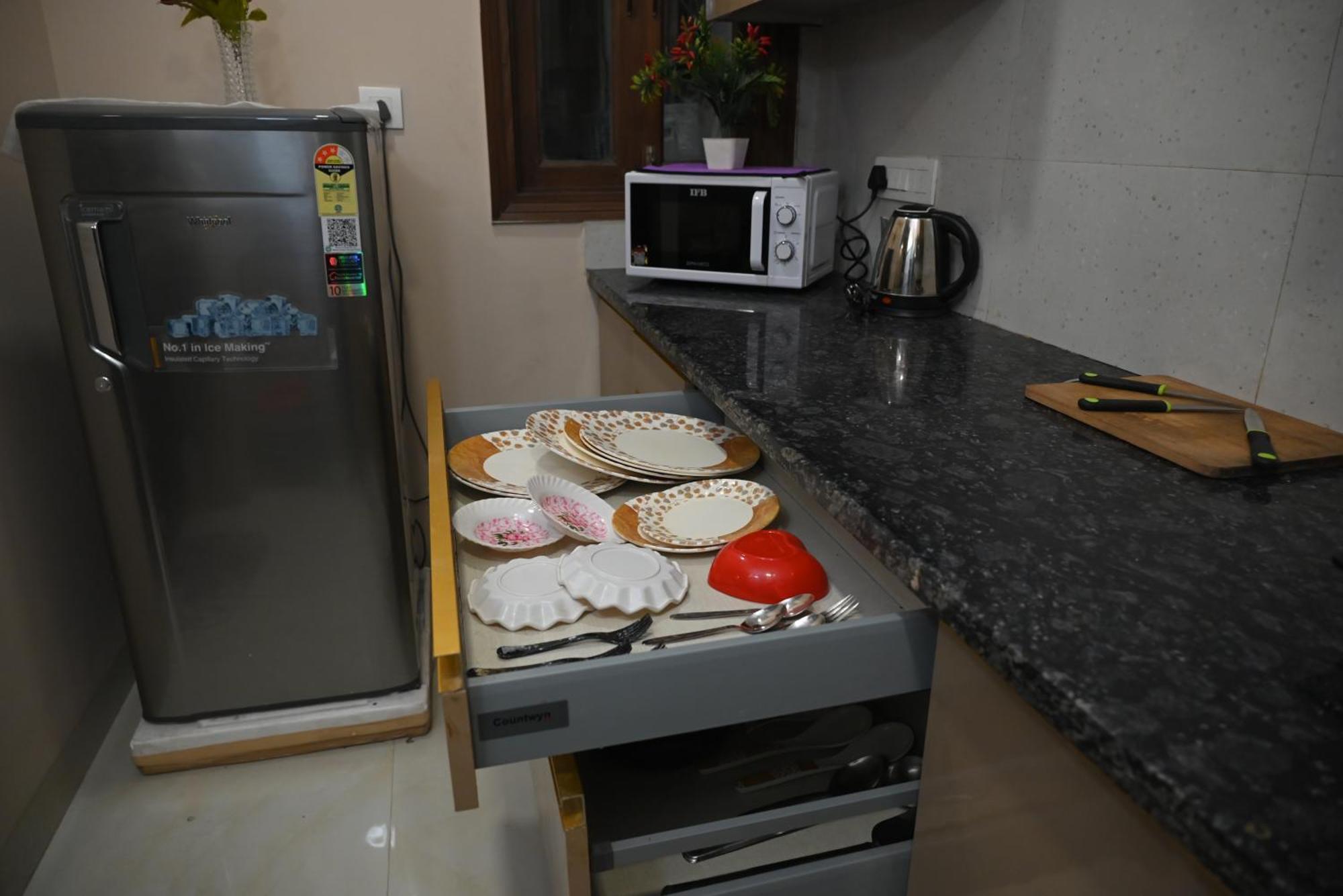Lily Comfy Couples & Family Friendly Close To Saket Metro Station ,private Bathroom External * New Delhi